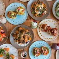 Platillos con diferentes preparaciones con alimentos variados que son fuente de micronutrientes