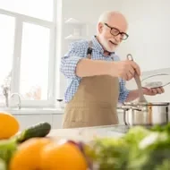Un señor cocinando y gestionando bien su tiempo