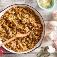 Arroz con champiñones en plano cenital en una vasija blanca, uno de los tipos de arroz