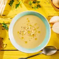 Plato de receta de sopa de papa con poro