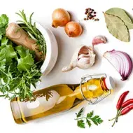 Aceite, hierbas y especias para usar en mortero de cocina