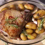 Cordero al horno con papas, romero y cebolla roja, una de las recetas más ricas y fáciles de preparar