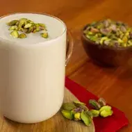 Receta de bebida con trozos de pistaches