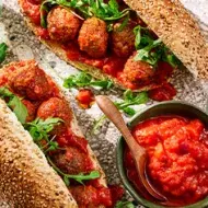 Sándwich de albóndigas con salsa de tomate casera