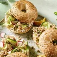 Sándwich de atún y vegetales con pan bagel
