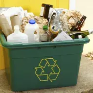 Manejo de los residuos en la cocina. Caja con botellas, vidrio y cartón