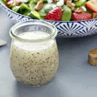 Bebida con semillas de amapola acompañada de una ensalada fresca.