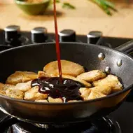 Sartén con pollo y salsa Worcestershire