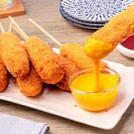 Siete corn dog y dos dips de salsas