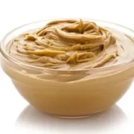 Tazón lleno de una espesa y sustanciosa de mezcla de bienmesabe.