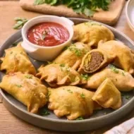 Bandeja llena de kibbe y un dip.