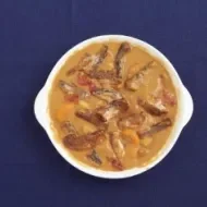 anchoas y boquerones, un insumo apetecido en la cocina mediterránea. Platillo hondo de anchoas y boquerones en salsa.