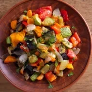 Platillo fresco de caponata en toma cenital