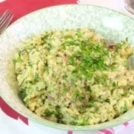 Plato con ensalada fresca con bulgur, cebolla y perejil