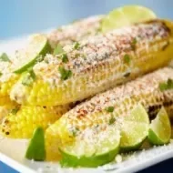 Elotes con mantequilla y limón, sus granos se utilizan para la mazamorra.