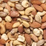 Mezcla de frutos secos con marañones: opción de snack Mezcla de frutos secos que incluye marañones, almendras, pistachos y avellanas, opción para recetas y snack