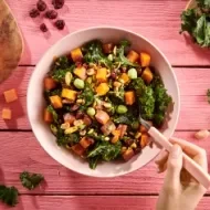 Tres ensaladas frescas con la clásica Ensalada Nicoise, servidas en bowls 
