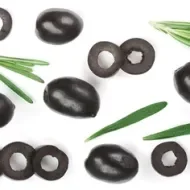 Aceitunas rellenas, tapa clásica española. Aceitunas frescas cortas a la mitad y enteras para rellenarse.