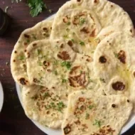 Varios casabes junto a un bowl de guacamole para untar.