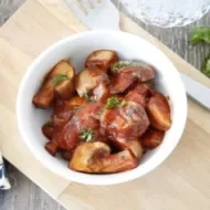 Bowl lleno de pedazos de cola de cerdo en salsa. 