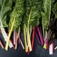 Tipos de acelgas: Acelgas de colores frescas y listas para cocinar Variedades de acelga de colores, incluyendo acelga roja, amarilla y verde
