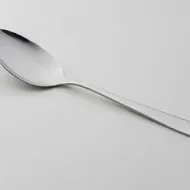 Cuchara para organizar en cajones para cubiertos.