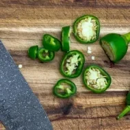 Chile jalapeño sobre tabla de picar para delicioso chile de queso.