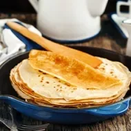 Mini comal de barro cocinando tortillas.