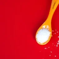 Cuchara de silicona pequeña llena de sal.