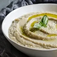 Tazón con pipián para acompañar plato fuerte.