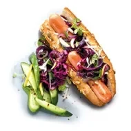 Hotdog de salchicha de atún con repollo y aguacate.