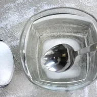 Proceso en el que se está haciendo salmuera para cocinar.