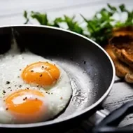 Sartén antiadherente friendo huevos.