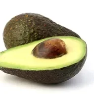 Aguacate cortado a la mitad para comer a diario.