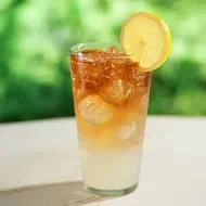 Vaso y botella de agua fresca de piña.