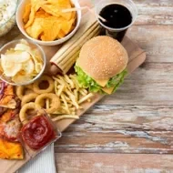 Bandeja de comida rápida alta en grasas saturadas.