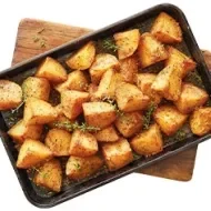 Bandeja con papas en casco horneadas que no inflaman el intestino.