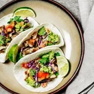 Taco de pescado con col morada, platillo típico de la gastronomía mexicana.