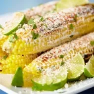 Vaso de agua fresca de limón con hielo y piloncillo.