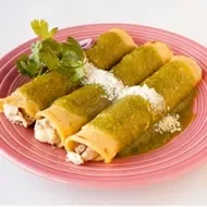 Enchiladas de pollo y queso con salsa.