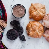 Pan de Muerto y chocolate caliente, pan mexicano tradicional para el Día de Muertos en México.