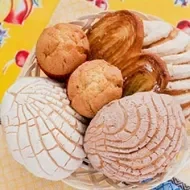 Canasta de panes mexicanos con pan de muerto.