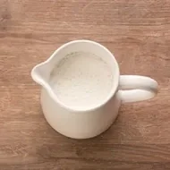 Jarra blanca con leche.