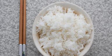 Palitos chinos con bowl de arroz para hacer sushi Palitos chinos con bowl de arroz para hacer sushi