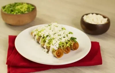 Tacos dorados de chicharrón