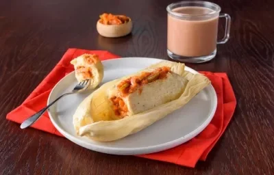 TAMAL de CHICHARRÓN preparado con CONSOMATE®