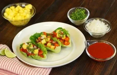 Tacos de lechuga con pescado al pastor