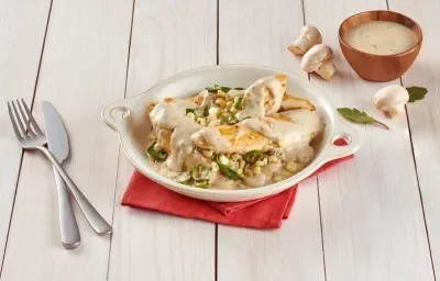 Cazuela de pollo con salsa de champiñon Cazuela de pollo con salsa de champiñon