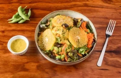 ENSALADA con MANGO y EDAMAMES preparada con Jugo MAGGI®. ENSALADA con MANGO y EDAMAMES preparada con Jugo MAGGI®.