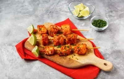 BROCHETAS de PESCADO a la DIABLA preparadas con CONSOMATE® BROCHETAS de PESCADO a la DIABLA preparadas con CONSOMATE®